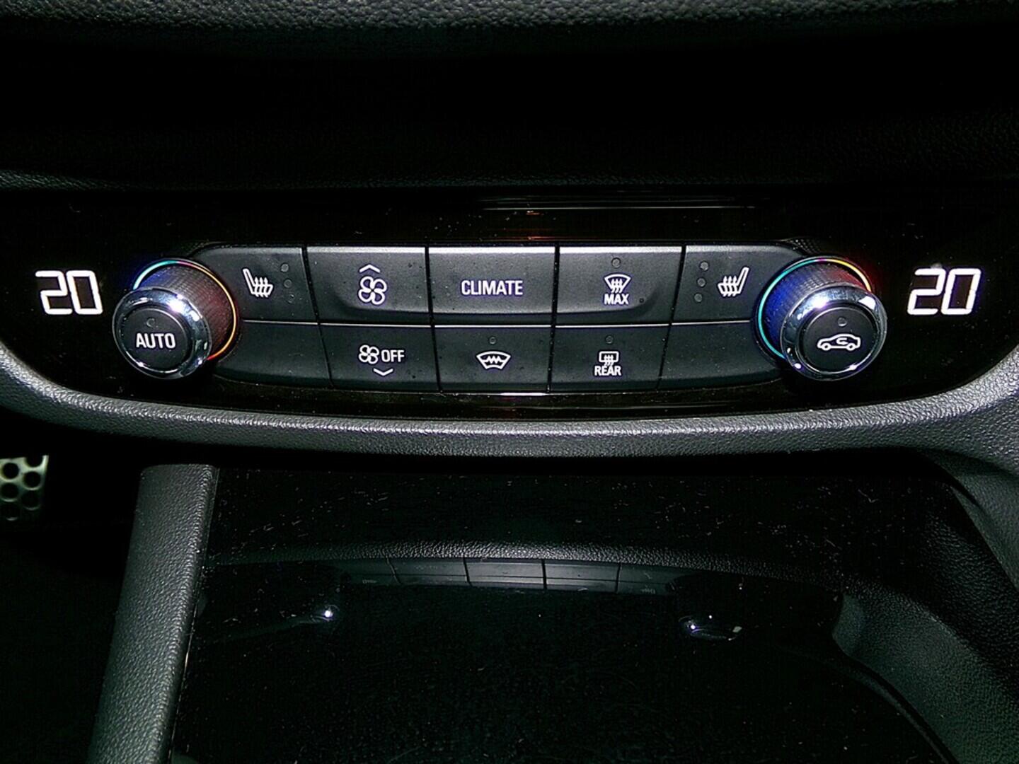 OM190V02496_31.webp_INSIGNIA  2.0 D20DTH OPT. LFS 125 kW automat