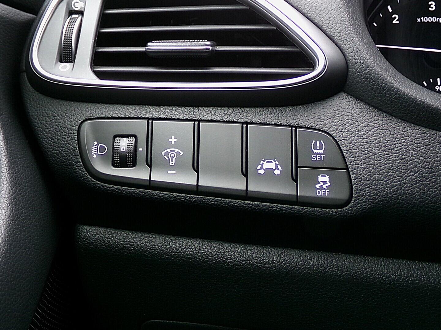 OM190V02497_22.webp_I30 FASTBACK Comfort  1.6  100 kW manuál