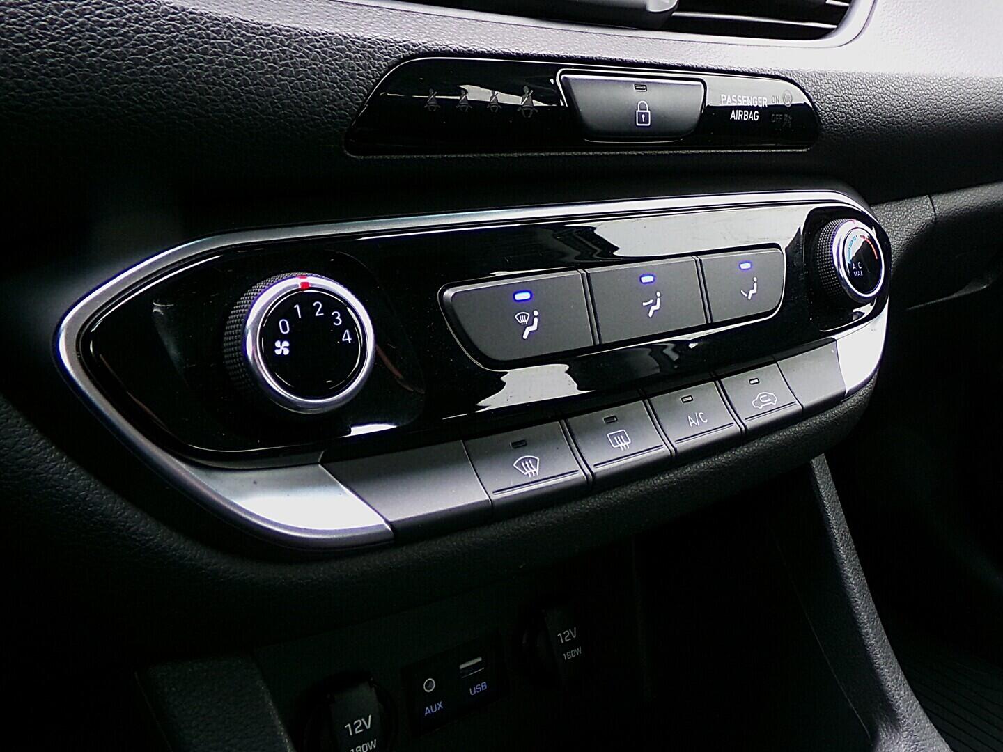 OM190V02497_28.webp_I30 FASTBACK Comfort  1.6  100 kW manuál