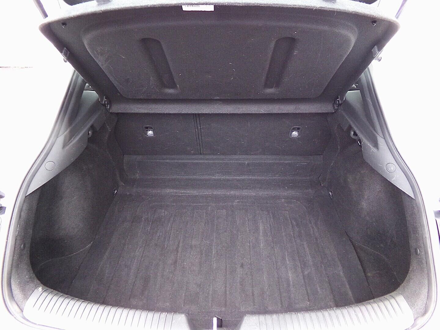 OM190V02497_32.webp_I30 FASTBACK Comfort  1.6  100 kW manuál