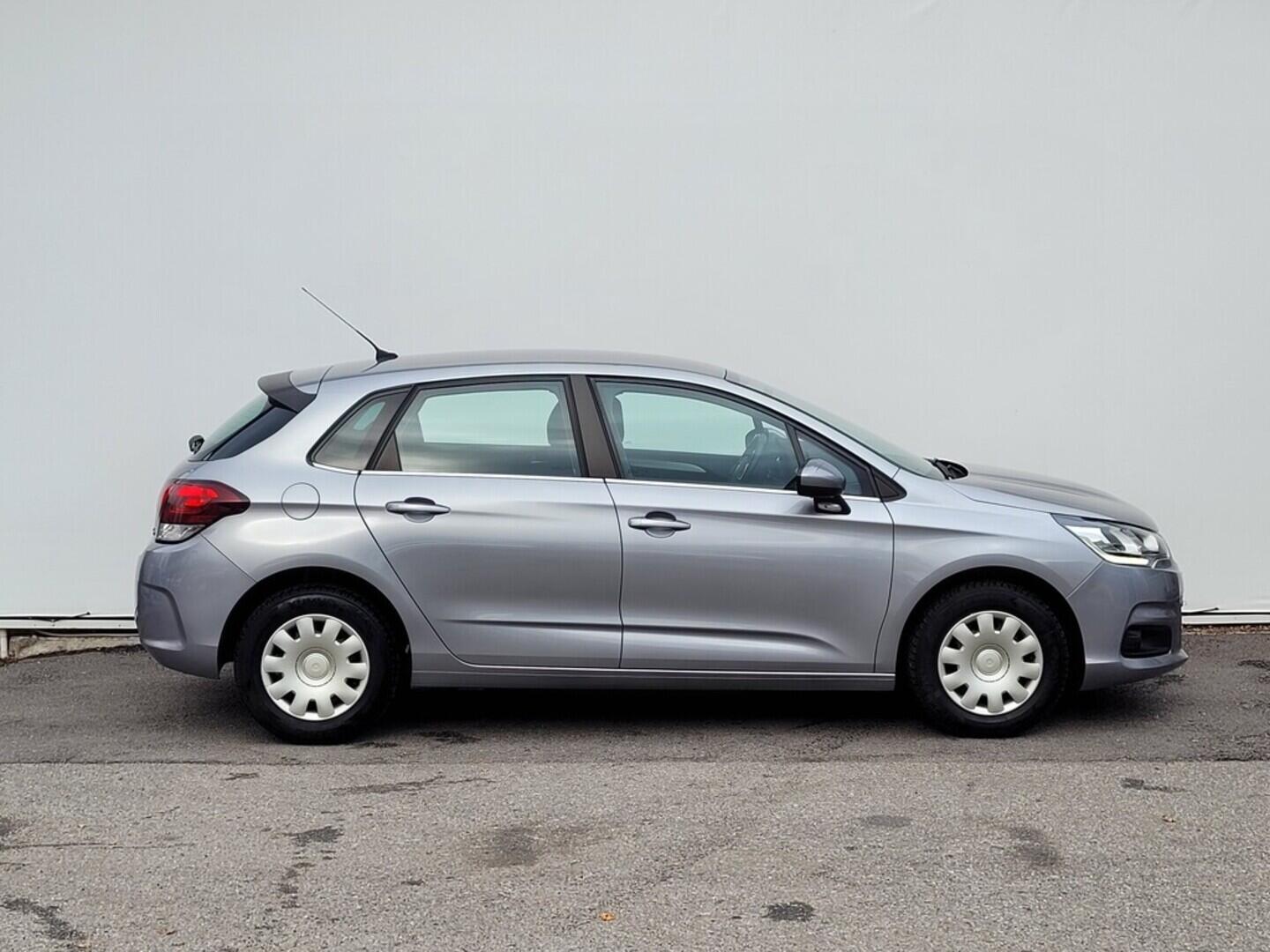 OM190V02520_16.webp_C4 Feel Edition 1.2  81 kW manuál