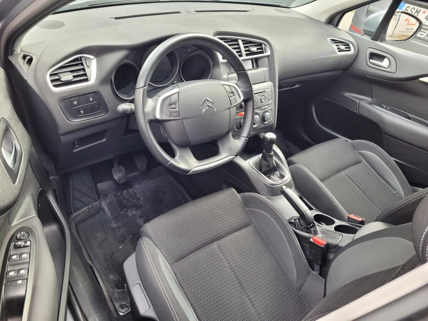 OM190V02520_19.webp_C4 Feel Edition 1.2  81 kW manuál