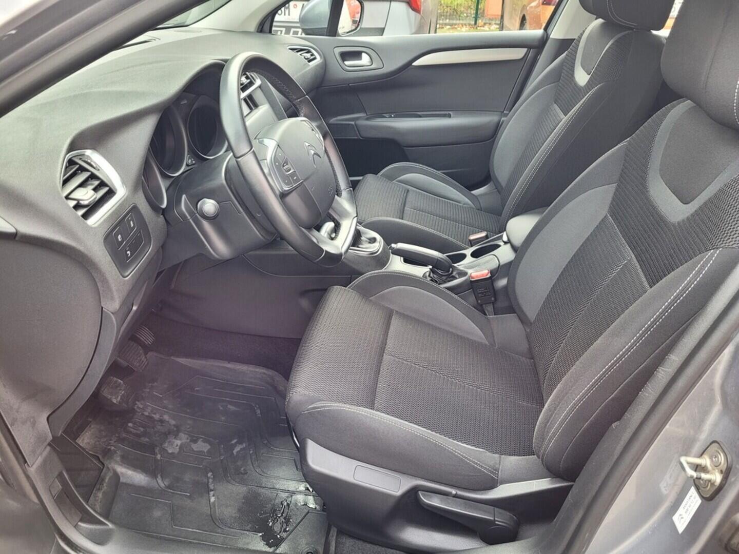 OM190V02520_20.webp_C4 Feel Edition 1.2  81 kW manuál