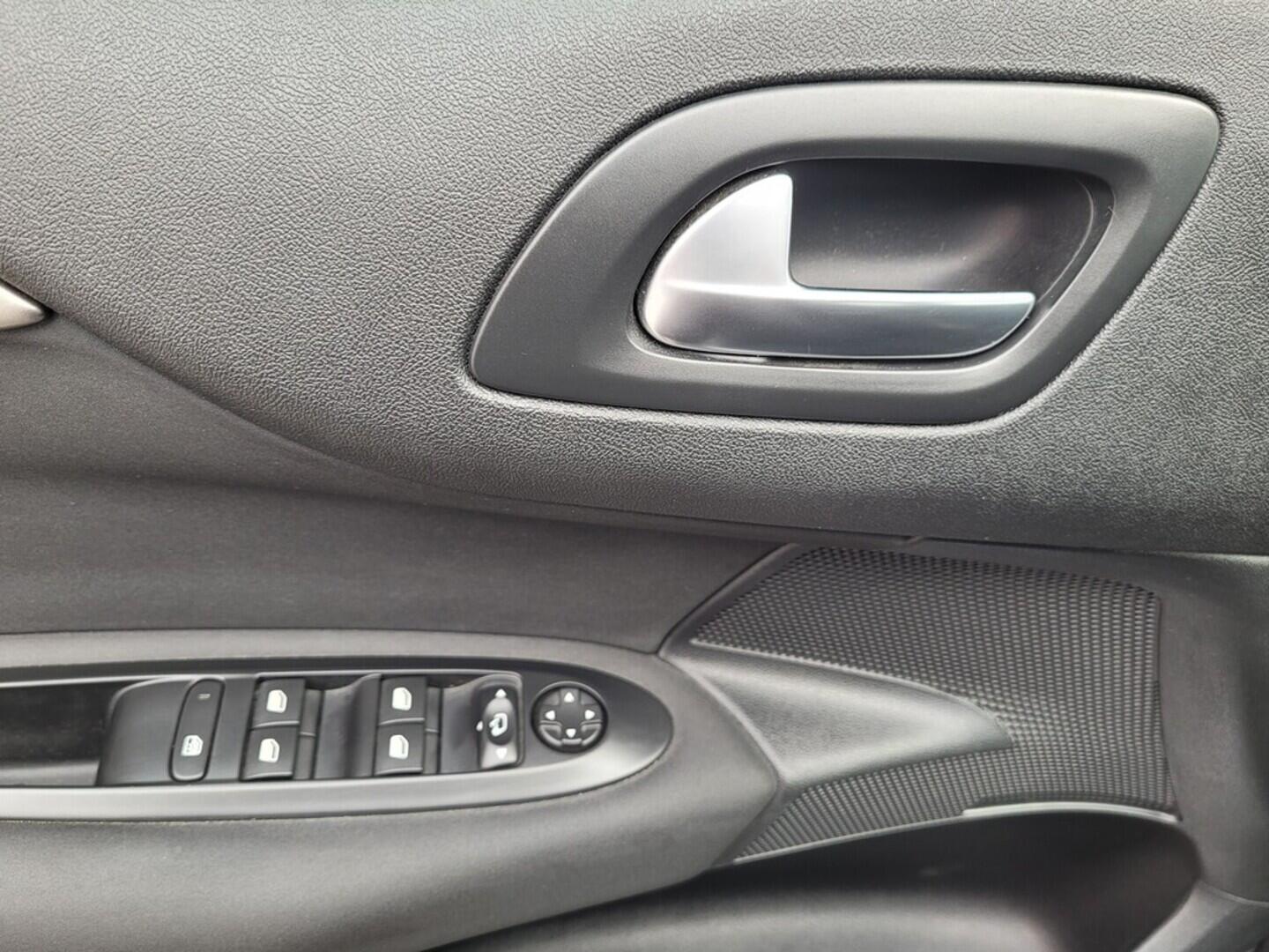 OM190V02520_21.webp_C4 Feel Edition 1.2  81 kW manuál