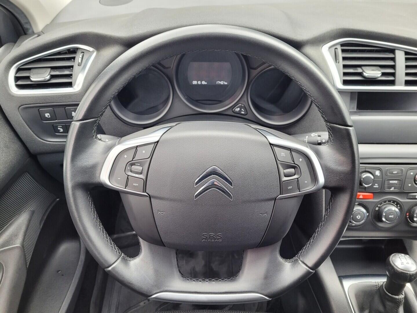 OM190V02520_23.webp_C4 Feel Edition 1.2  81 kW manuál