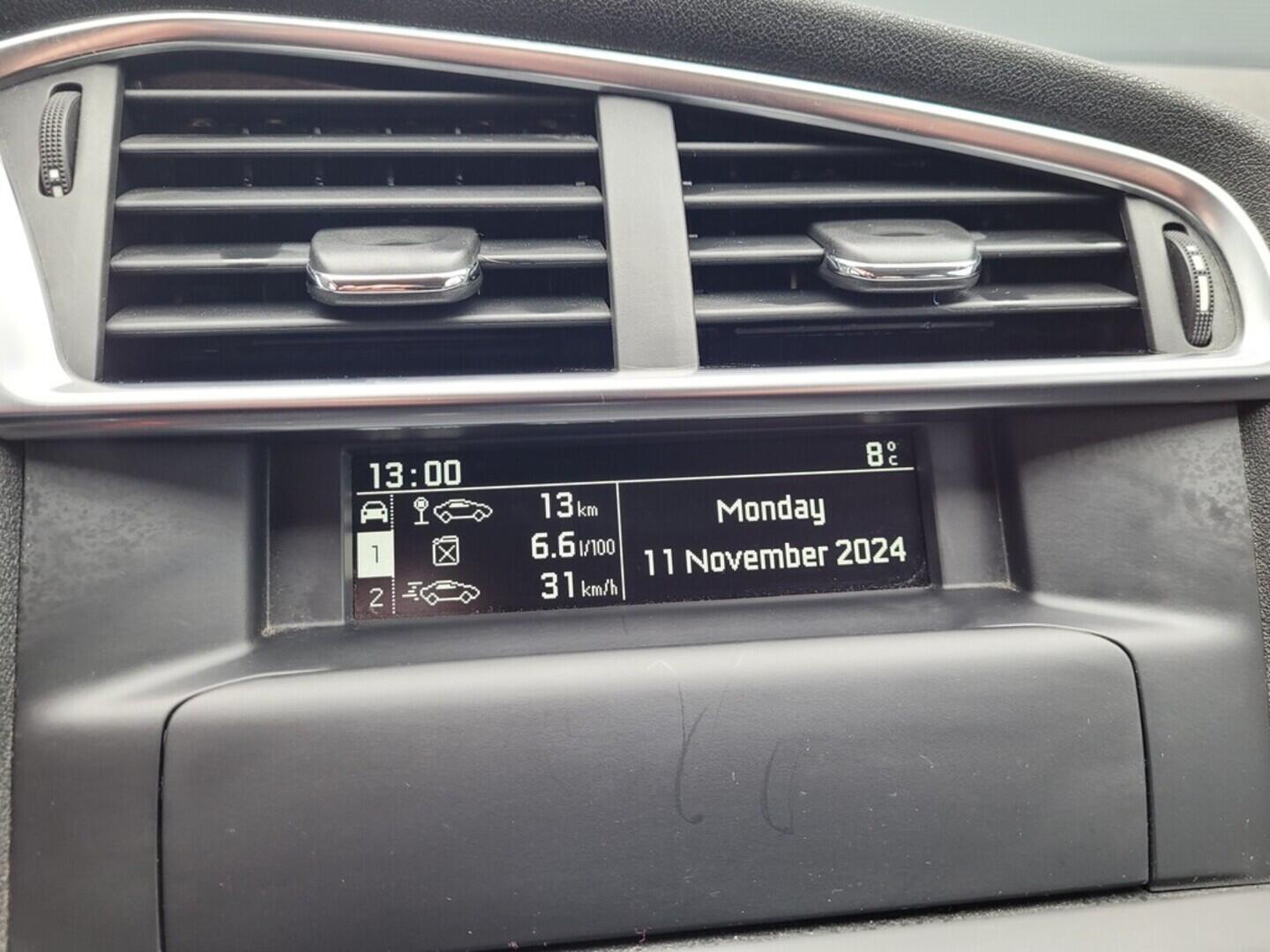 OM190V02520_24.webp_C4 Feel Edition 1.2  81 kW manuál