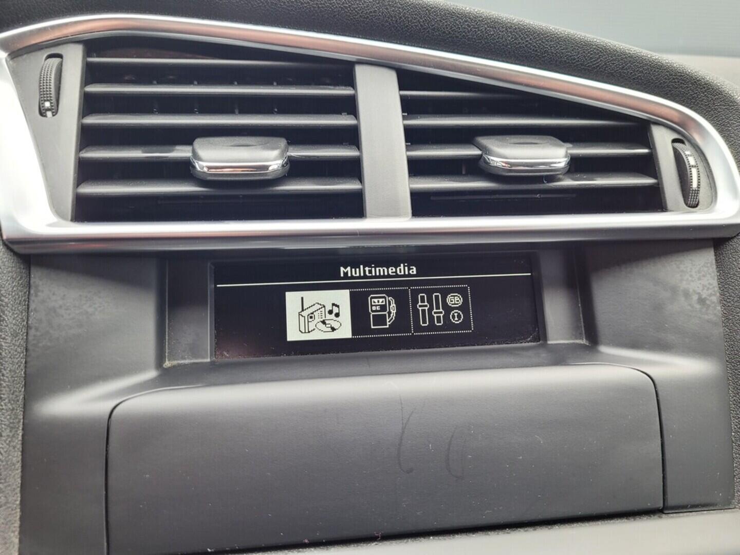 OM190V02520_25.webp_C4 Feel Edition 1.2  81 kW manuál