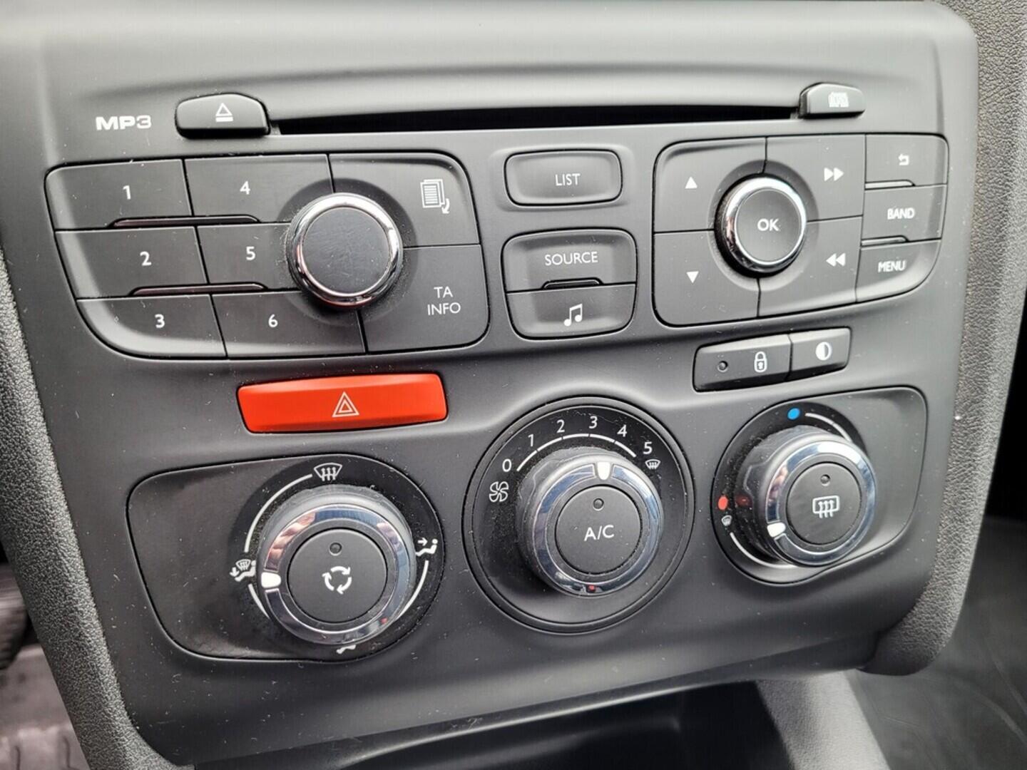 OM190V02520_27.webp_C4 Feel Edition 1.2  81 kW manuál