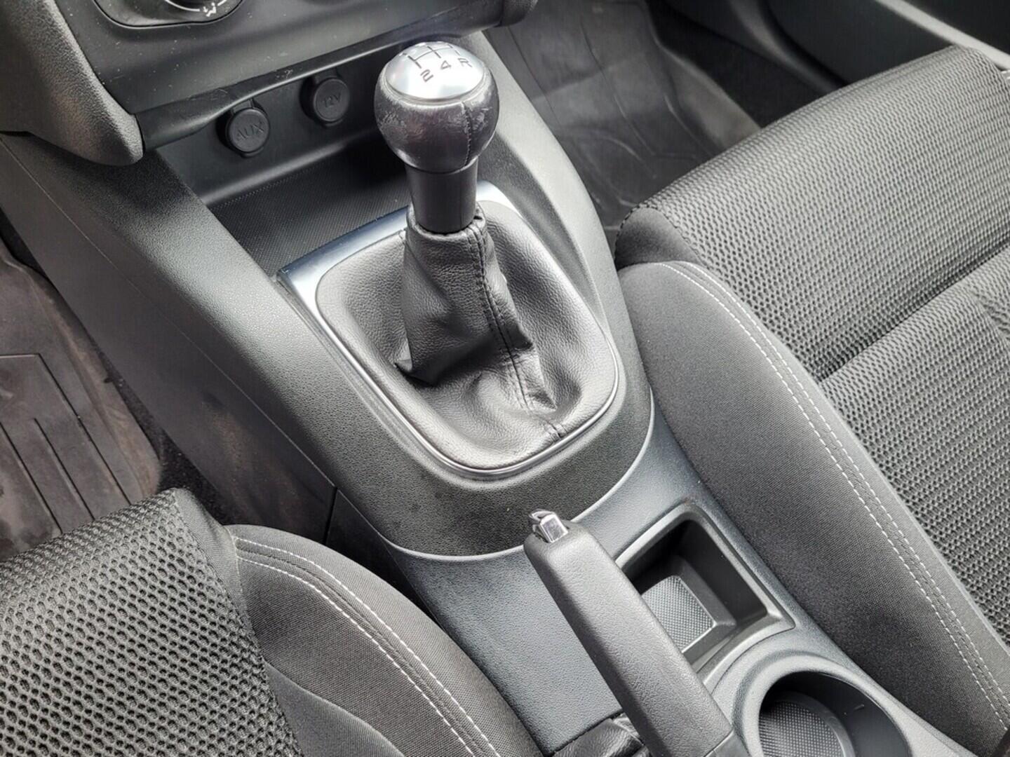 OM190V02520_28.webp_C4 Feel Edition 1.2  81 kW manuál