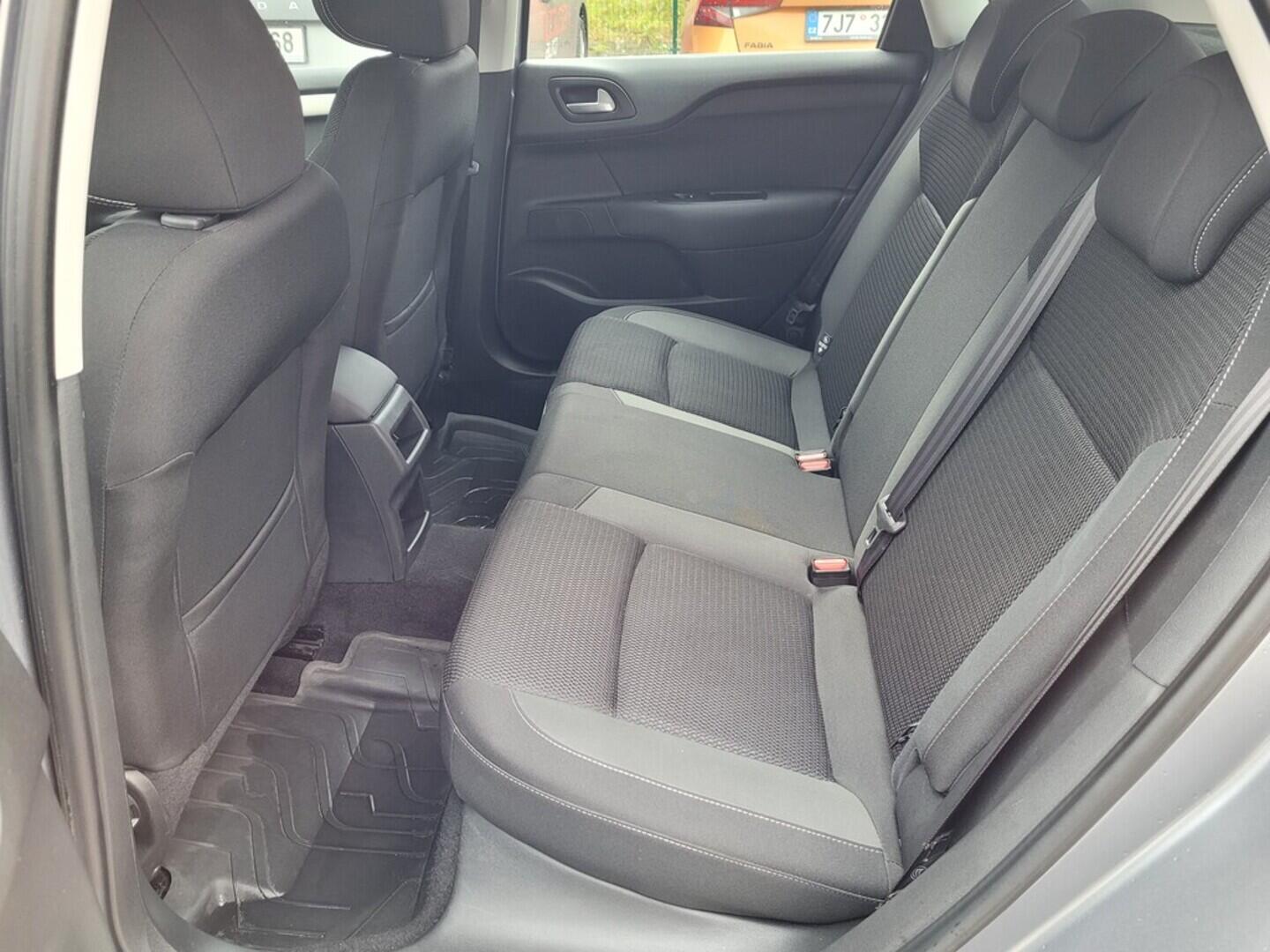 OM190V02520_29.webp_C4 Feel Edition 1.2  81 kW manuál