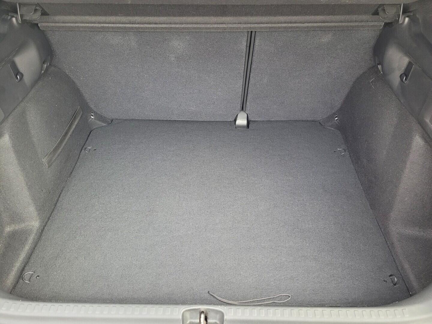 OM190V02520_30.webp_C4 Feel Edition 1.2  81 kW manuál