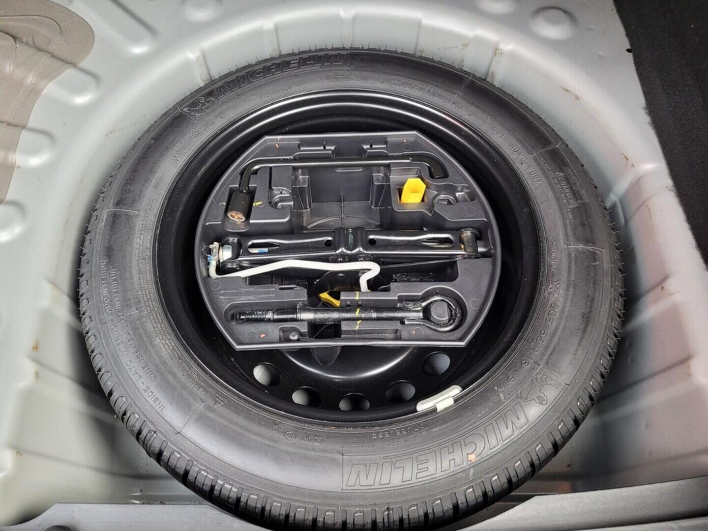 OM190V02520_31.webp_C4 Feel Edition 1.2  81 kW manuál