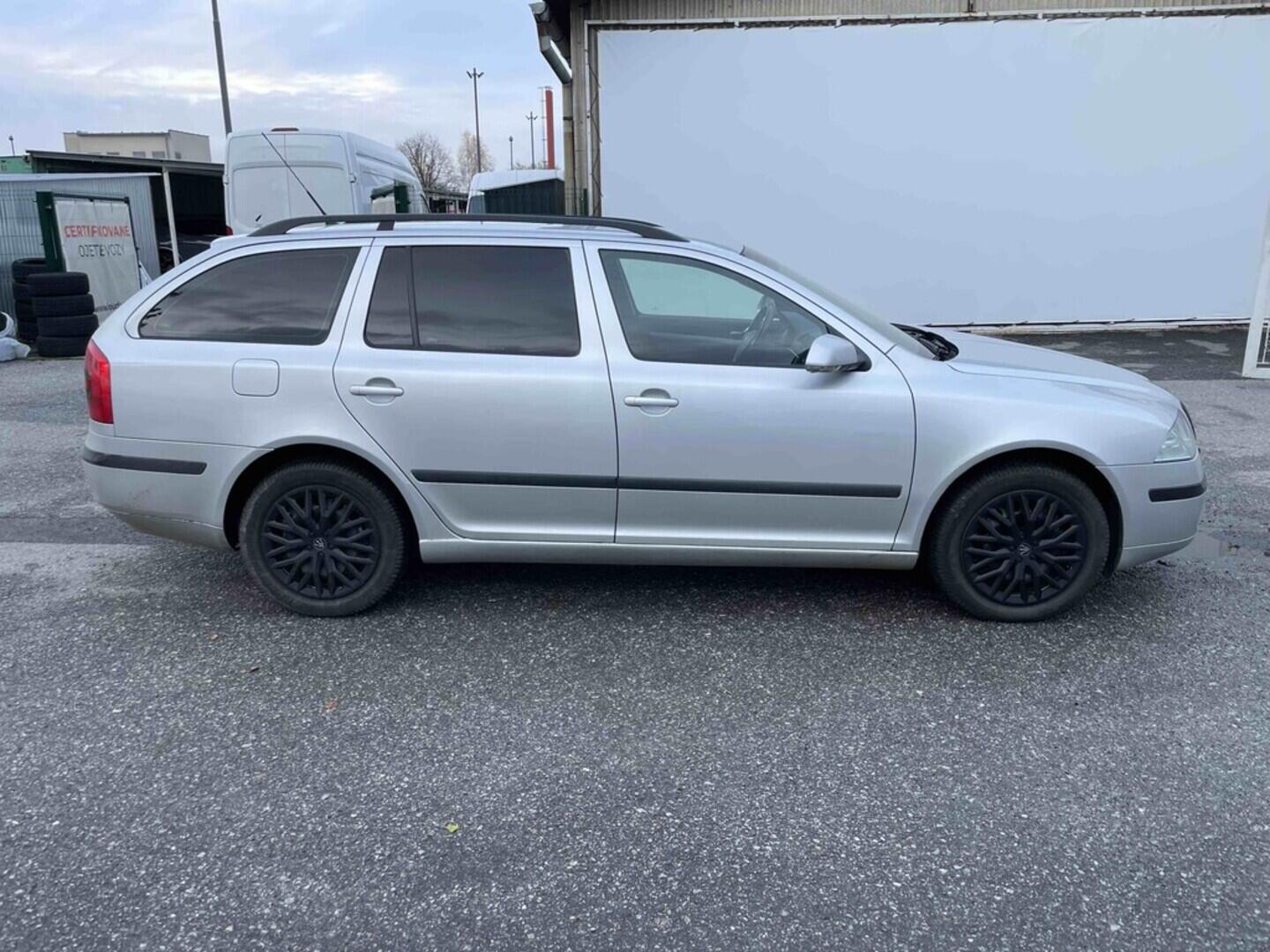 OM190V02524_12.webp_OCTAVIA Ambiente 1.9 TDI 77 kW manuál