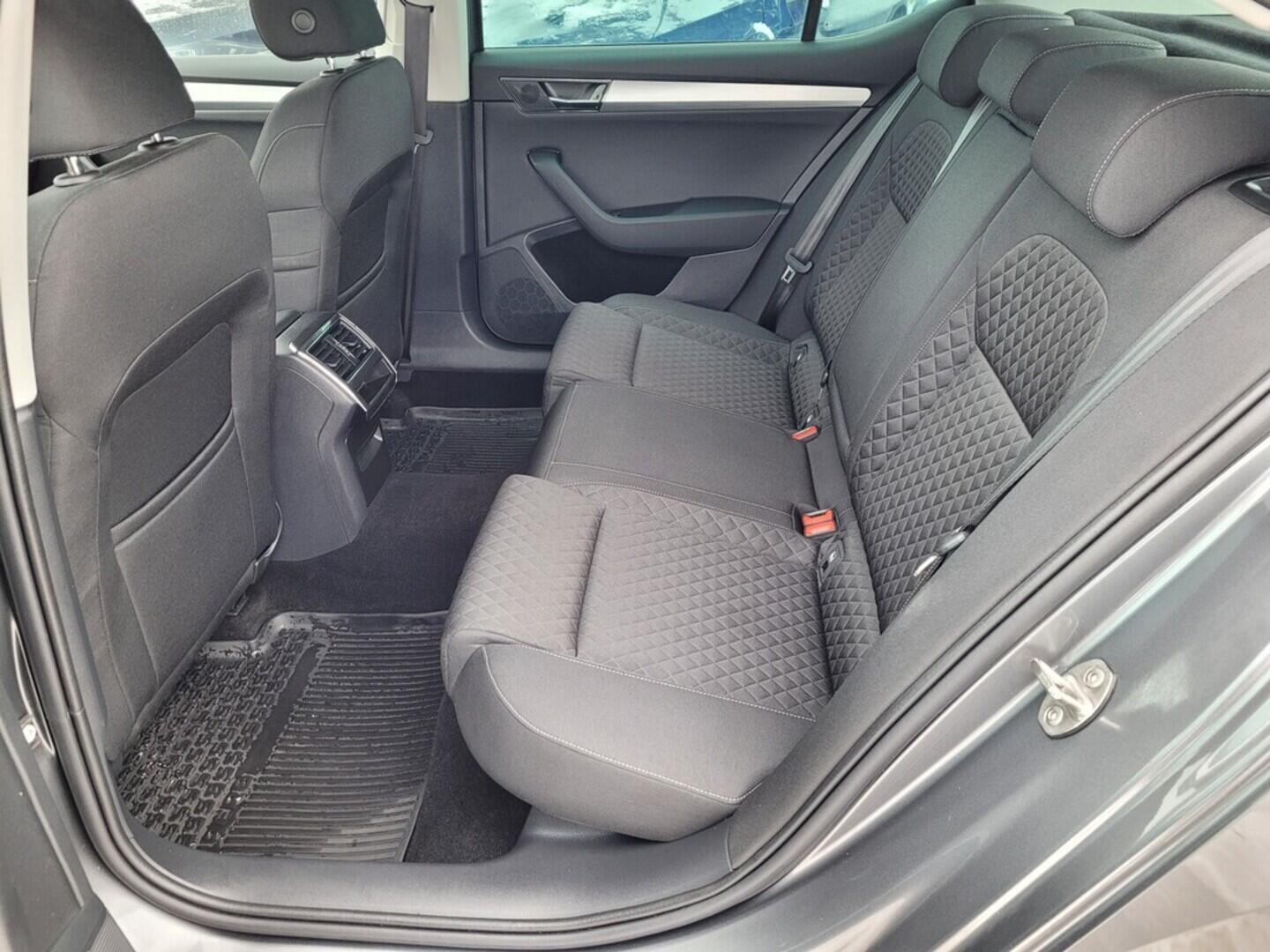 OM190V02558_30.webp_SUPERB Ambition 2.0 TSI 140 kW automat, DPH