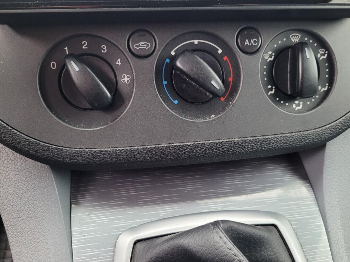 OM190V02564_27.webp_C-MAX  1.6  74 kW manuál