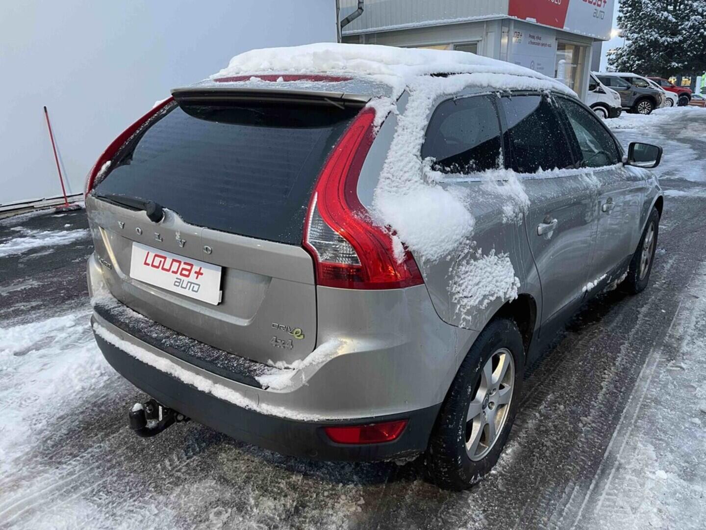 OM190V02565_11.webp_XC60 Momentum 2.0 D3 120 kW manuál