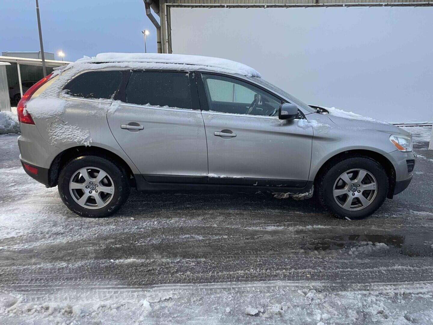 OM190V02565_12.webp_XC60 Momentum 2.0 D3 120 kW manuál