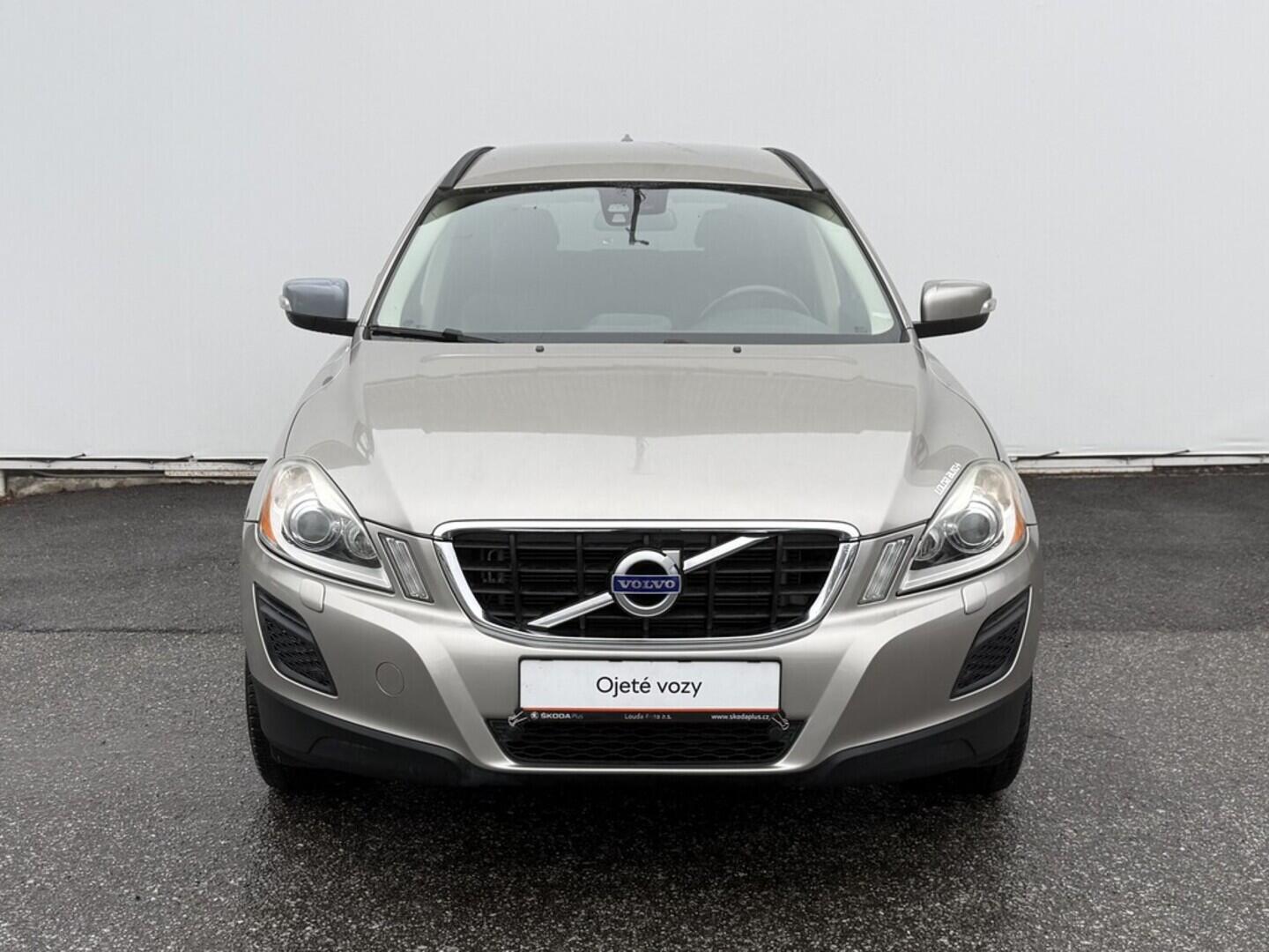 OM190V02565_13.webp_XC60 Momentum 2.0 D3 120 kW manuál