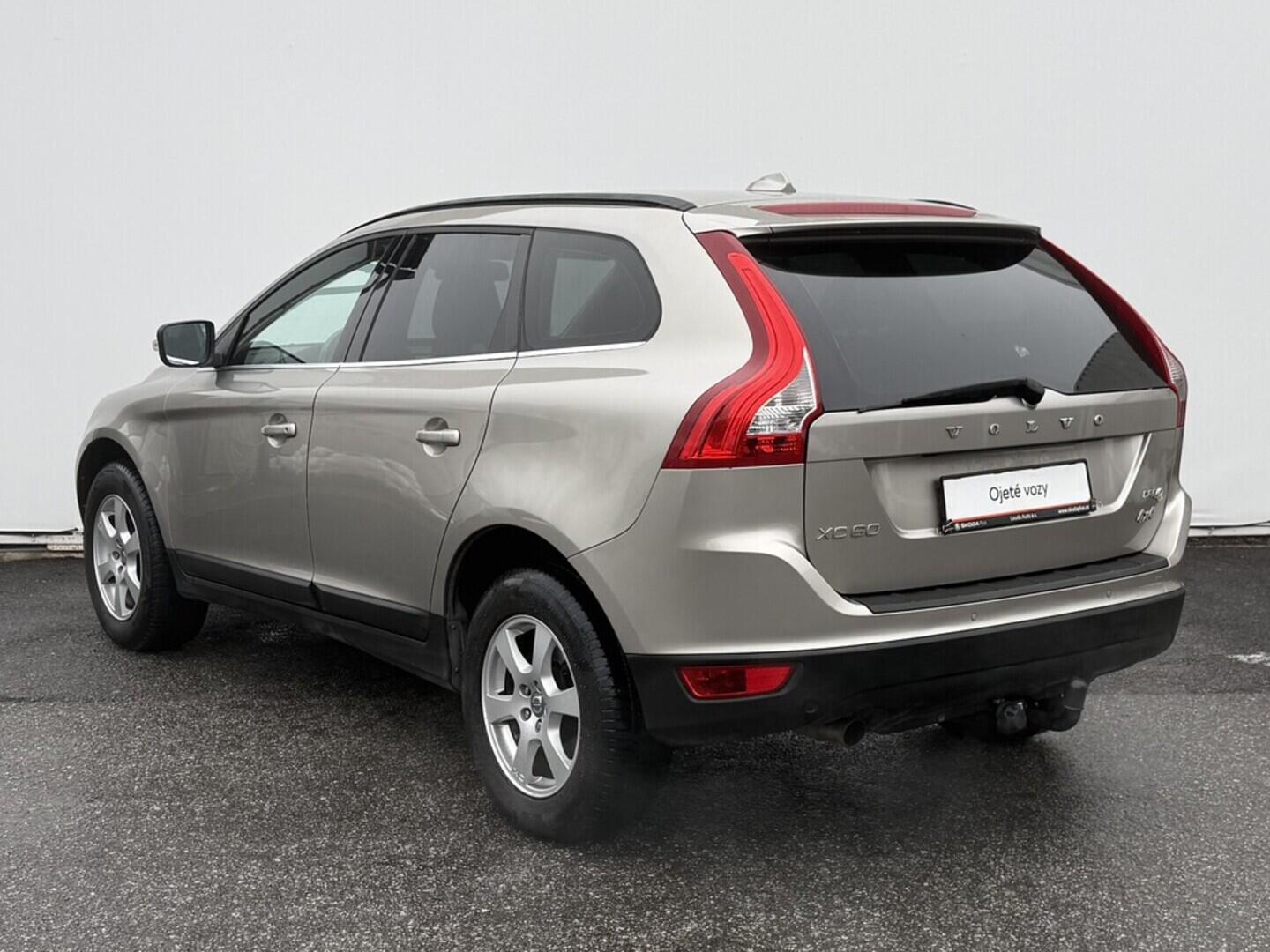 OM190V02565_15.webp_XC60 Momentum 2.0 D3 120 kW manuál