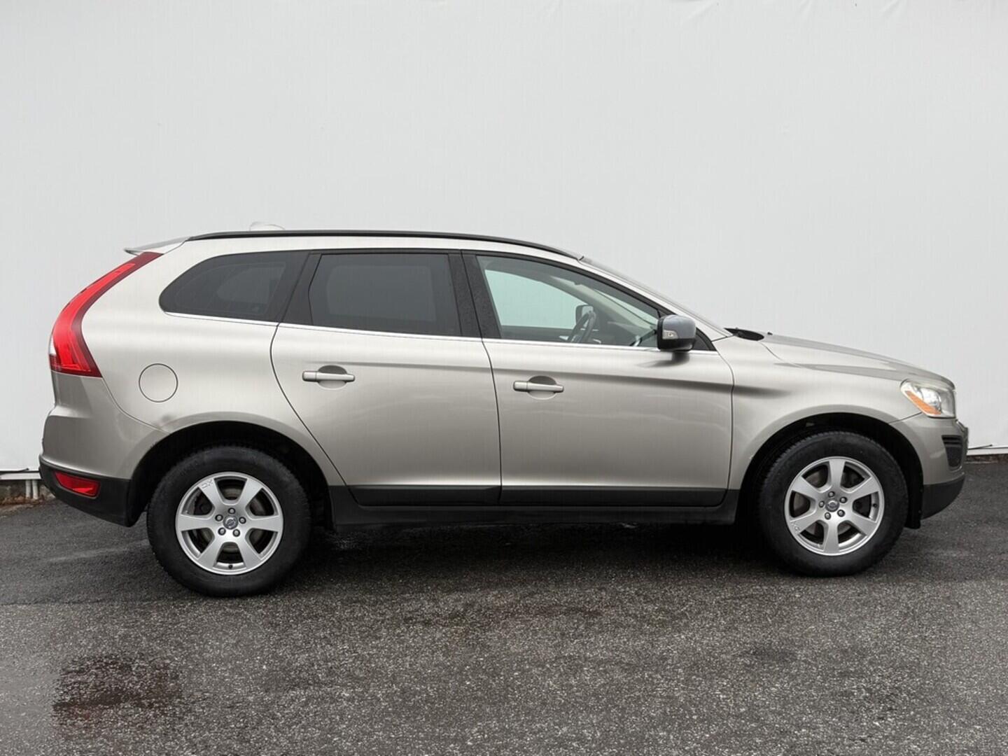 OM190V02565_16.webp_XC60 Momentum 2.0 D3 120 kW manuál