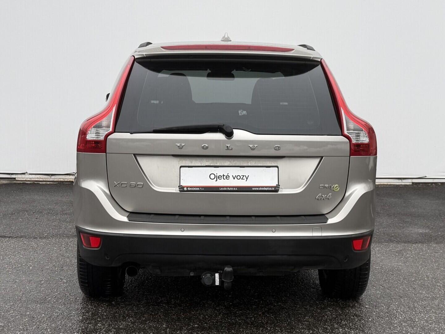 OM190V02565_17.webp_XC60 Momentum 2.0 D3 120 kW manuál