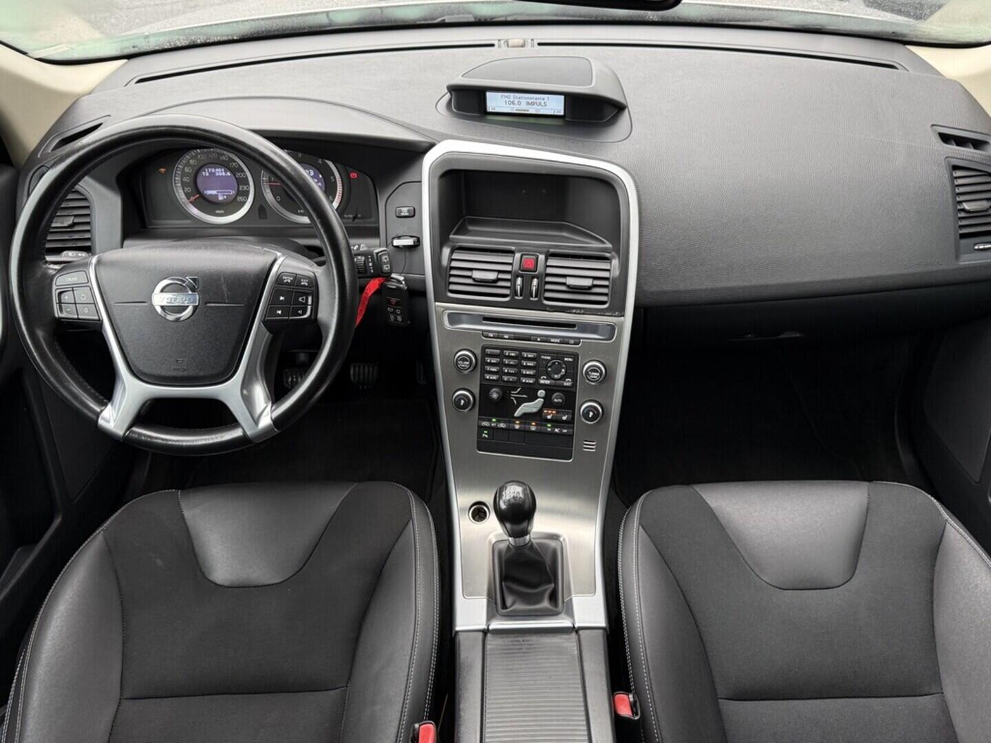 OM190V02565_18.webp_XC60 Momentum 2.0 D3 120 kW manuál