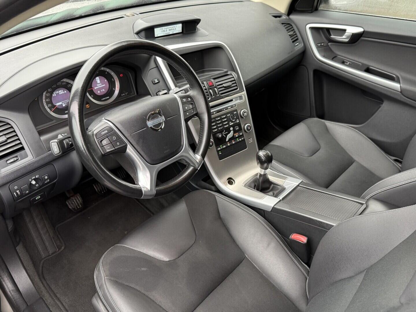 OM190V02565_19.webp_XC60 Momentum 2.0 D3 120 kW manuál