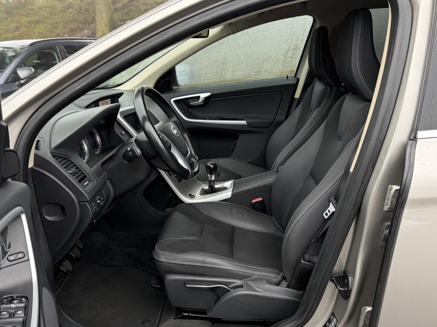 OM190V02565_20.webp_XC60 Momentum 2.0 D3 120 kW manuál