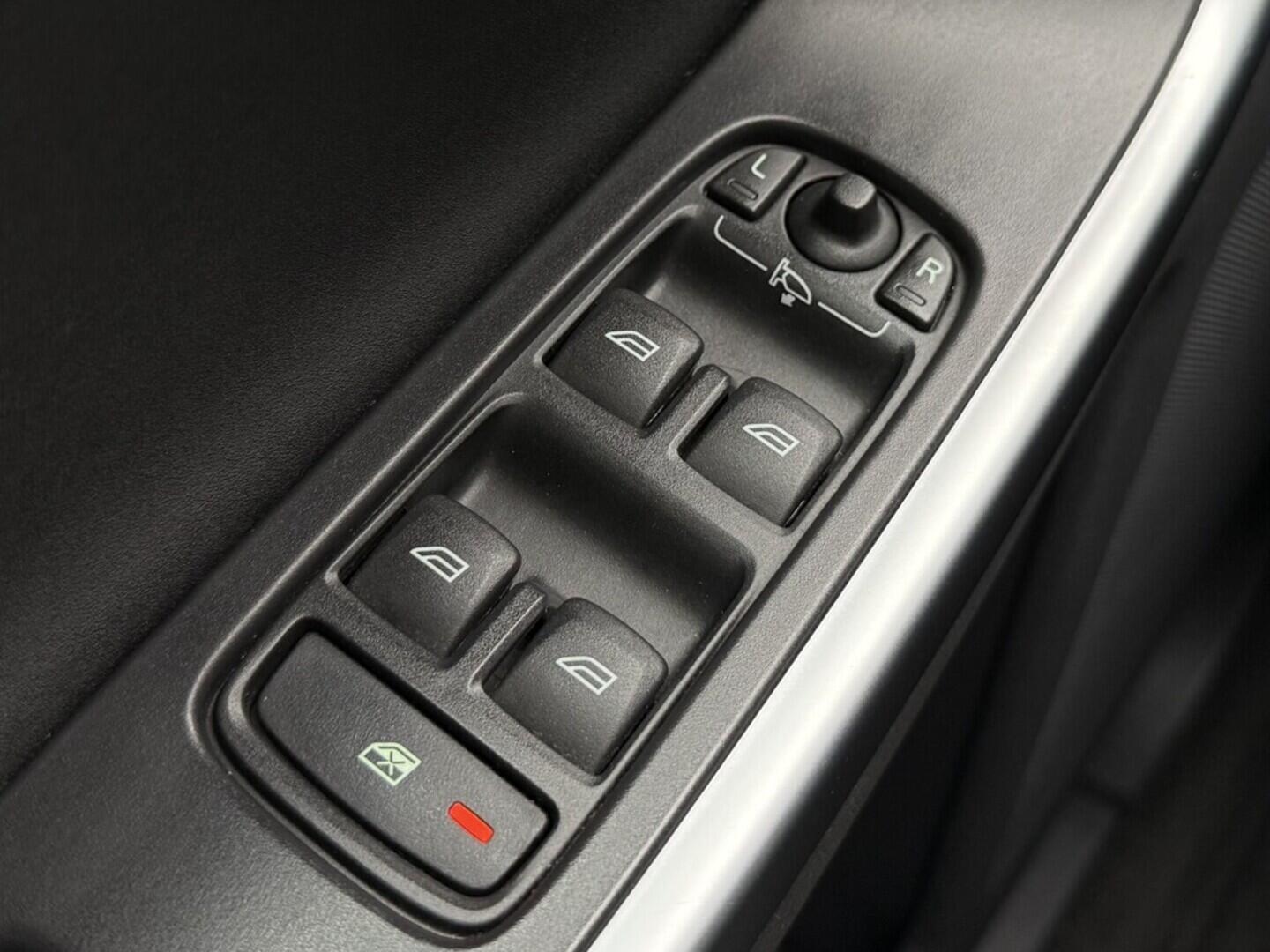 OM190V02565_21.webp_XC60 Momentum 2.0 D3 120 kW manuál