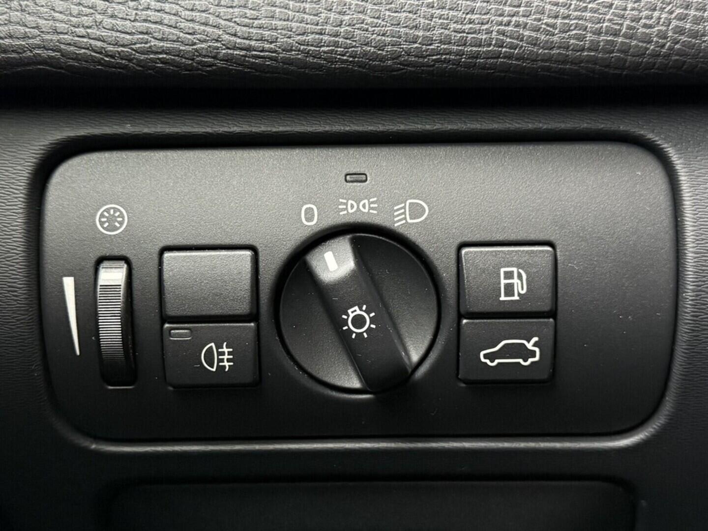 OM190V02565_22.webp_XC60 Momentum 2.0 D3 120 kW manuál