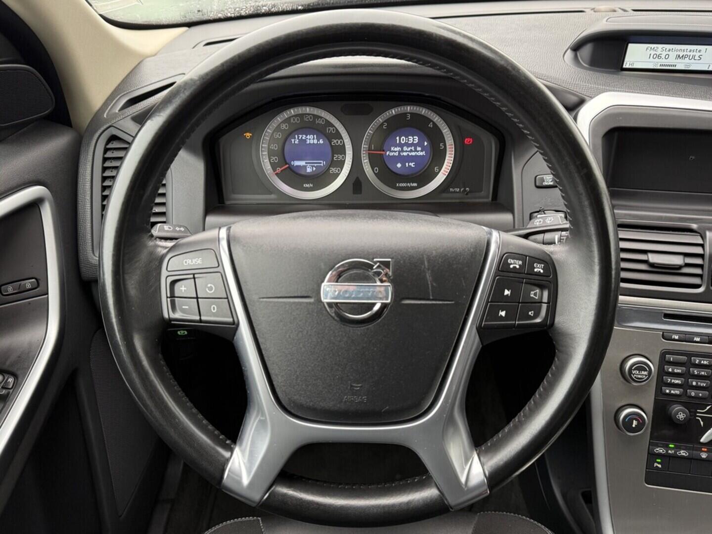 OM190V02565_23.webp_XC60 Momentum 2.0 D3 120 kW manuál