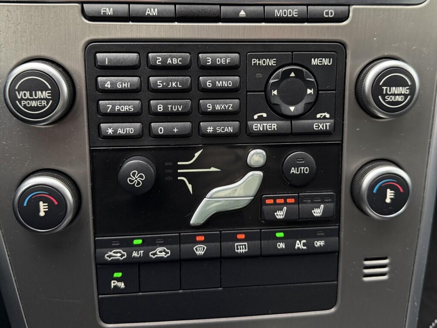 OM190V02565_27.webp_XC60 Momentum 2.0 D3 120 kW manuál