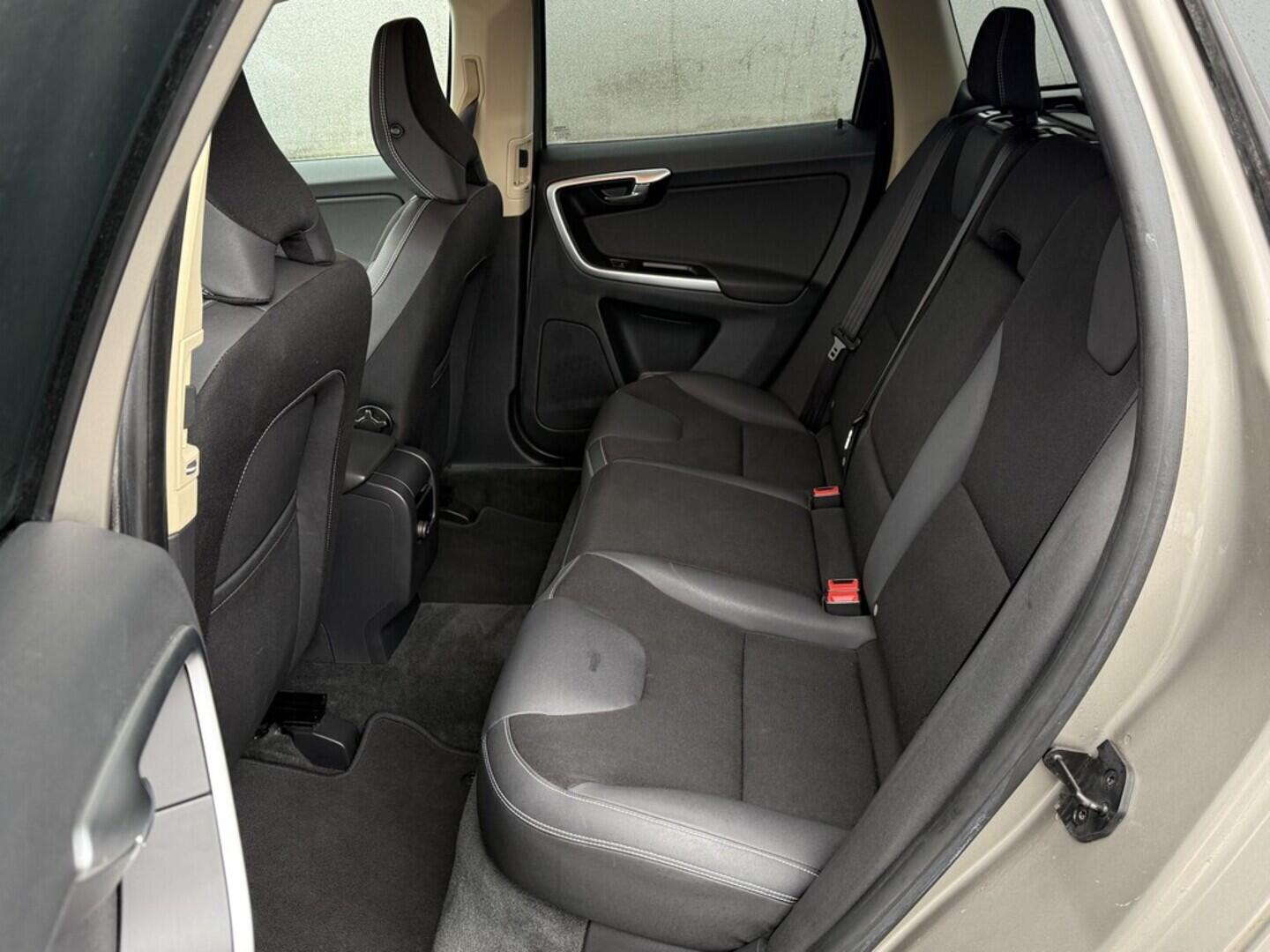 OM190V02565_29.webp_XC60 Momentum 2.0 D3 120 kW manuál