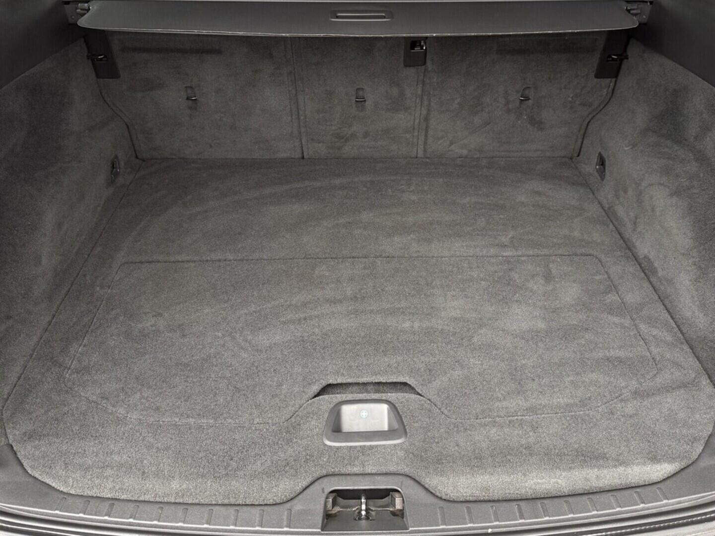 OM190V02565_30.webp_XC60 Momentum 2.0 D3 120 kW manuál