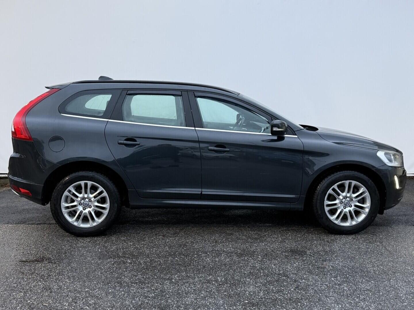 OM190V02566_16.webp_XC60 Momentum 2.0 D4 133 kW manuál