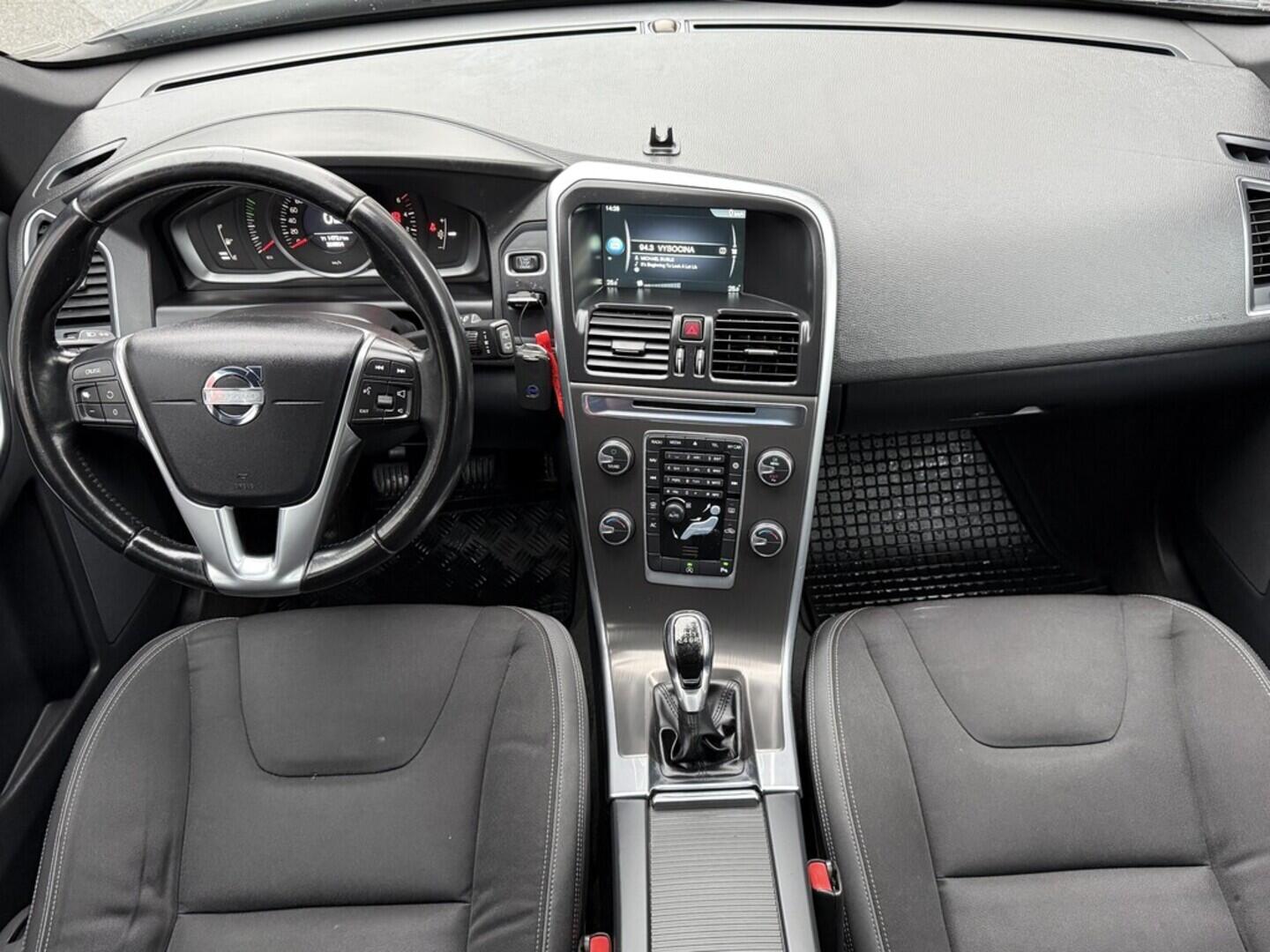 OM190V02566_18.webp_XC60 Momentum 2.0 D4 133 kW manuál