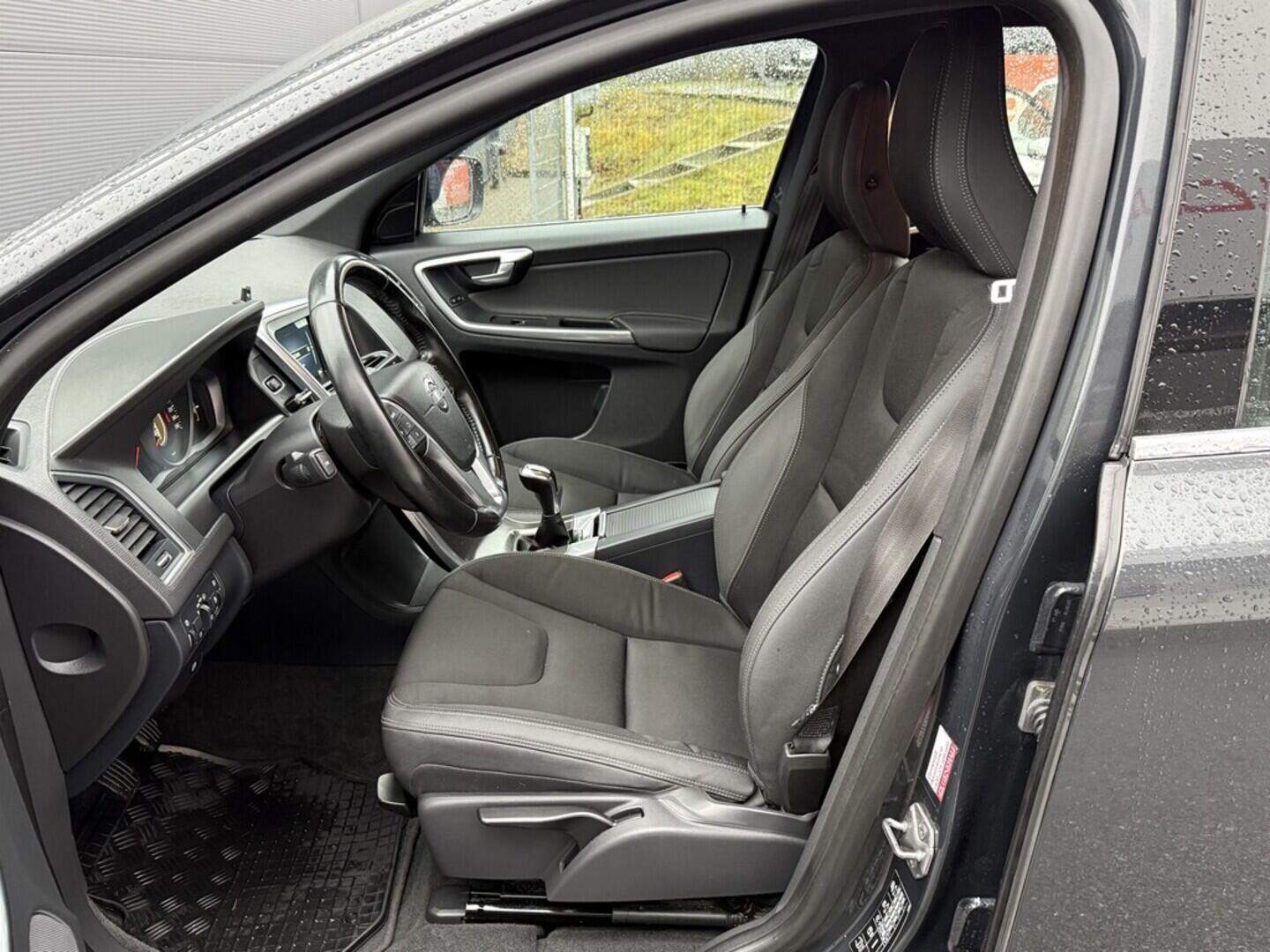 OM190V02566_20.webp_XC60 Momentum 2.0 D4 133 kW manuál