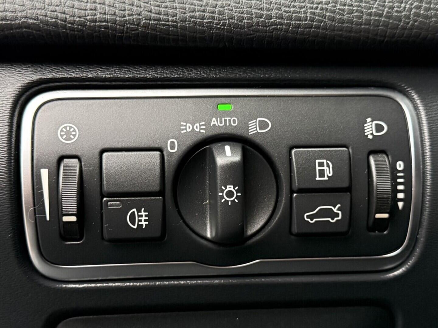 OM190V02566_22.webp_XC60 Momentum 2.0 D4 133 kW manuál