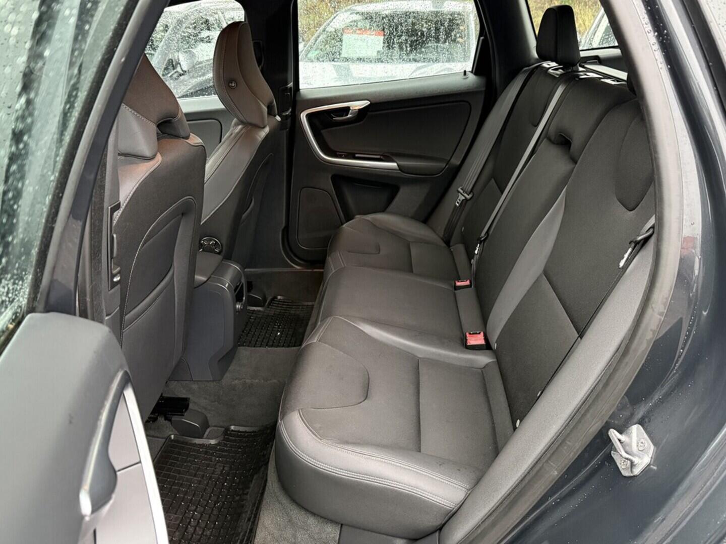 OM190V02566_29.webp_XC60 Momentum 2.0 D4 133 kW manuál