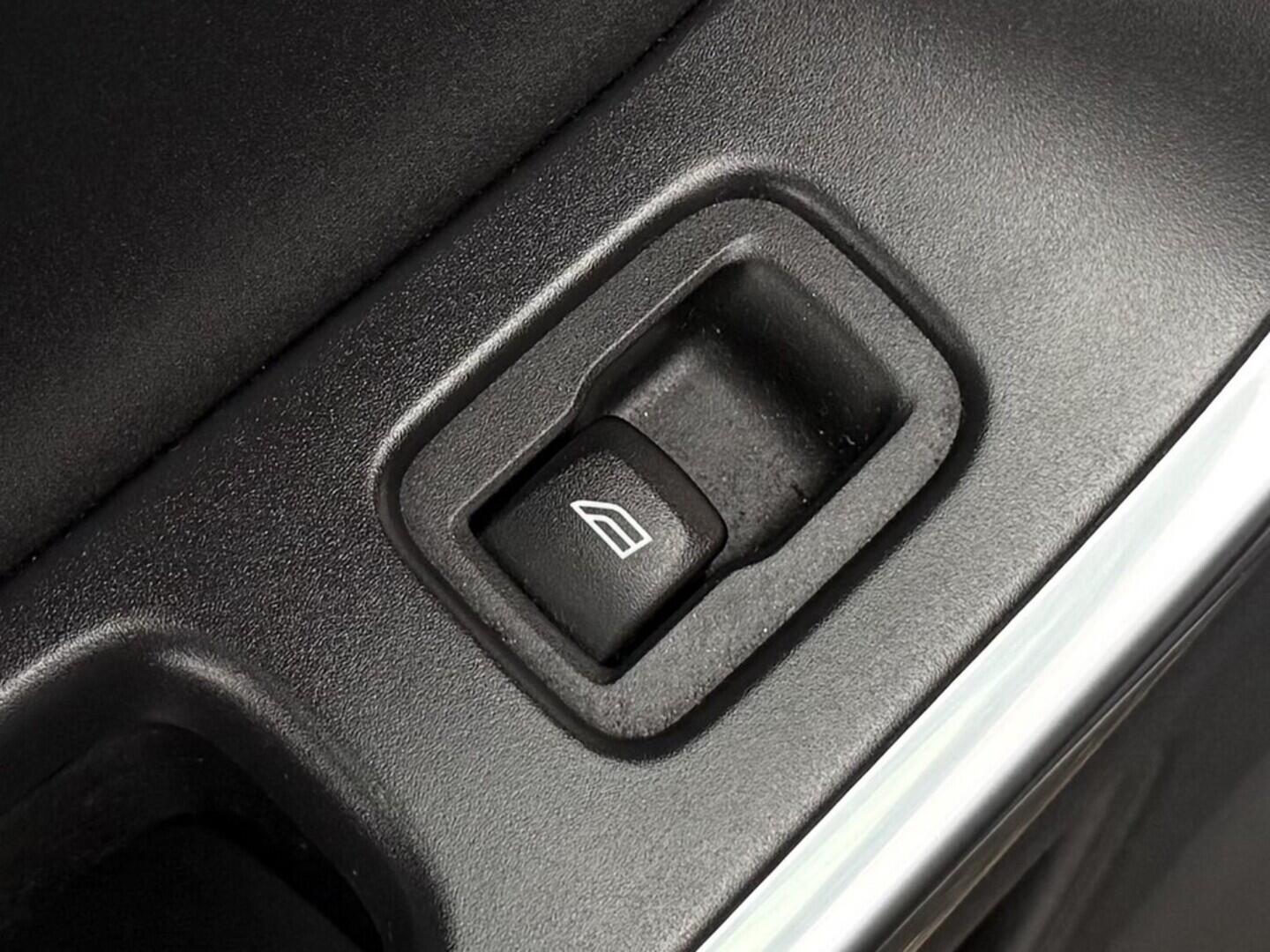 OM190V02566_31.webp_XC60 Momentum 2.0 D4 133 kW manuál