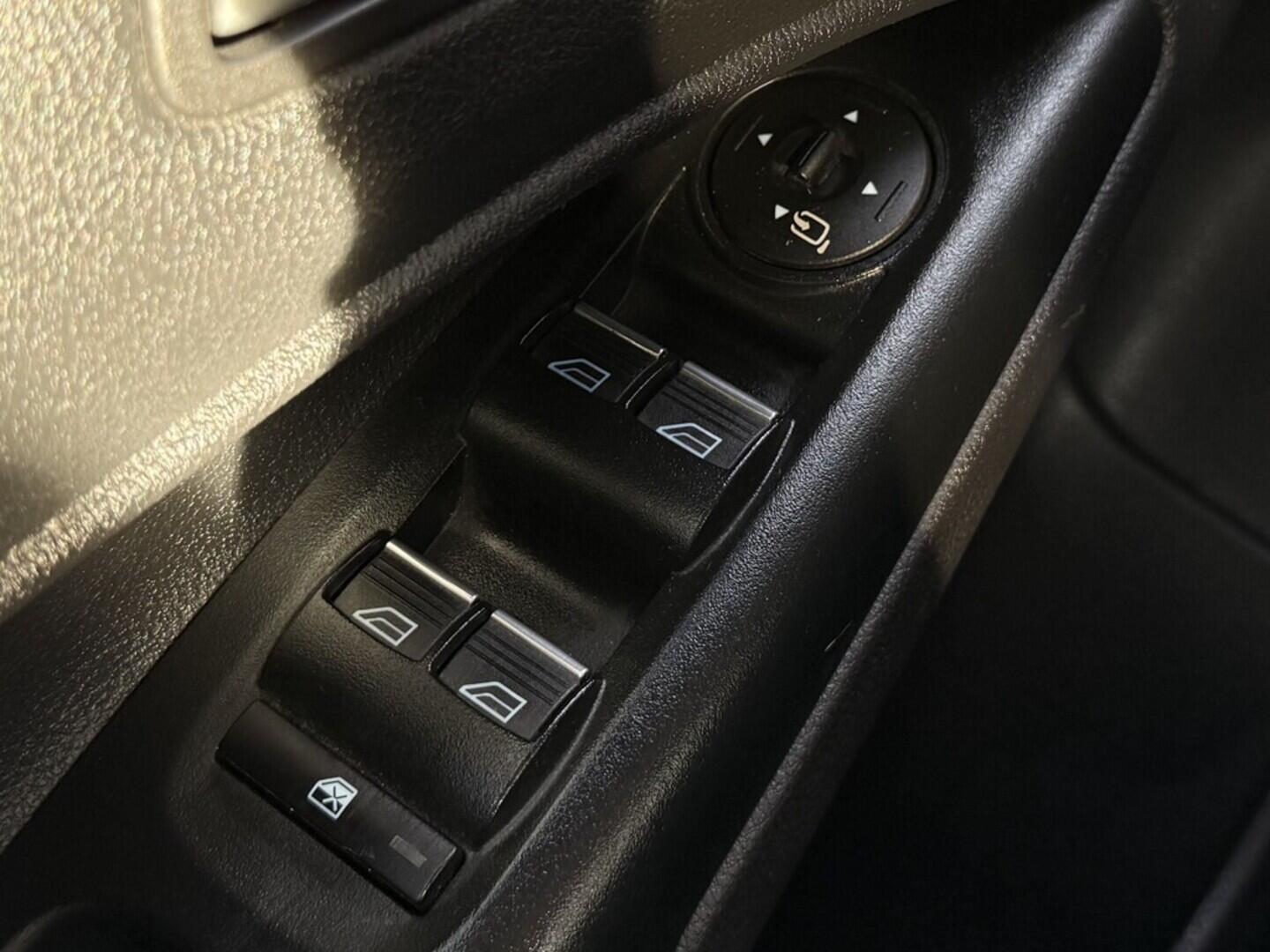 OM190V02569_21.webp_TOURNEO CONNECT  1.5  88 kW manuál