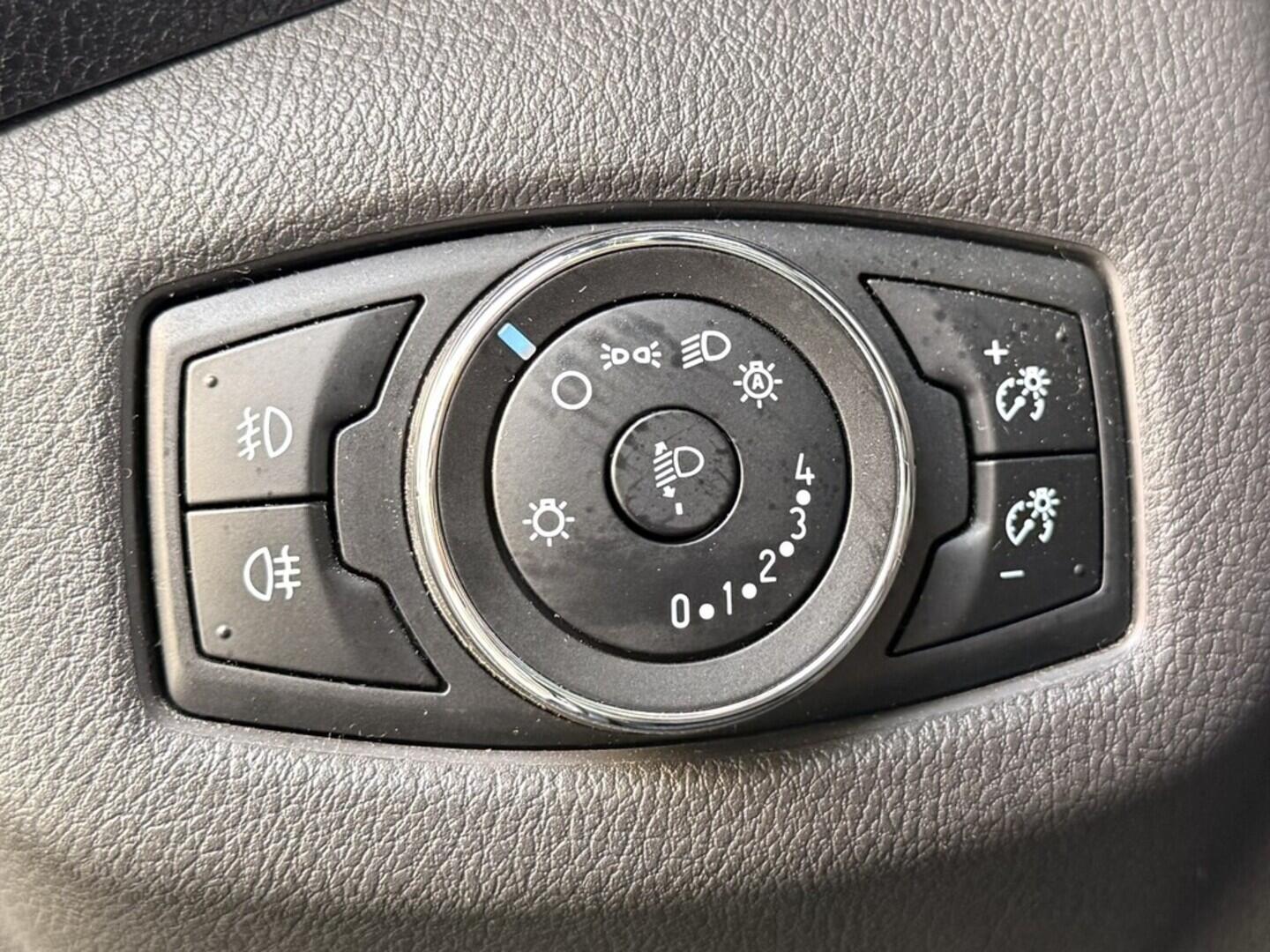 OM190V02569_22.webp_TOURNEO CONNECT  1.5  88 kW manuál