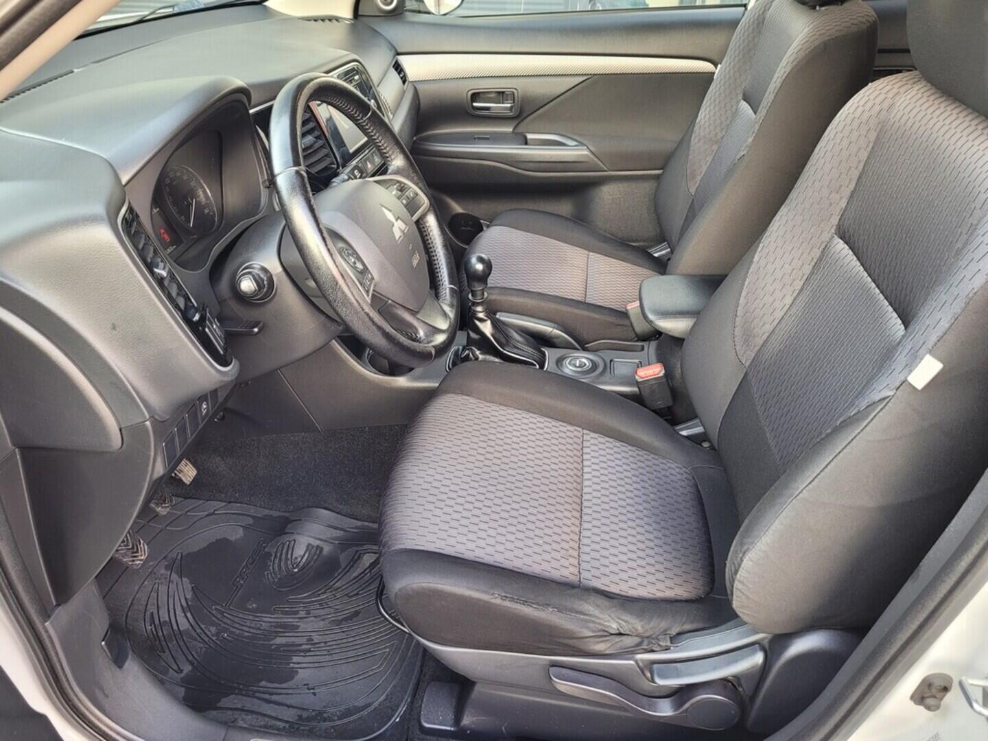 OM190V02572_20.webp_OUTLANDER  2.3 Di-D 110 kW manuál, DPH