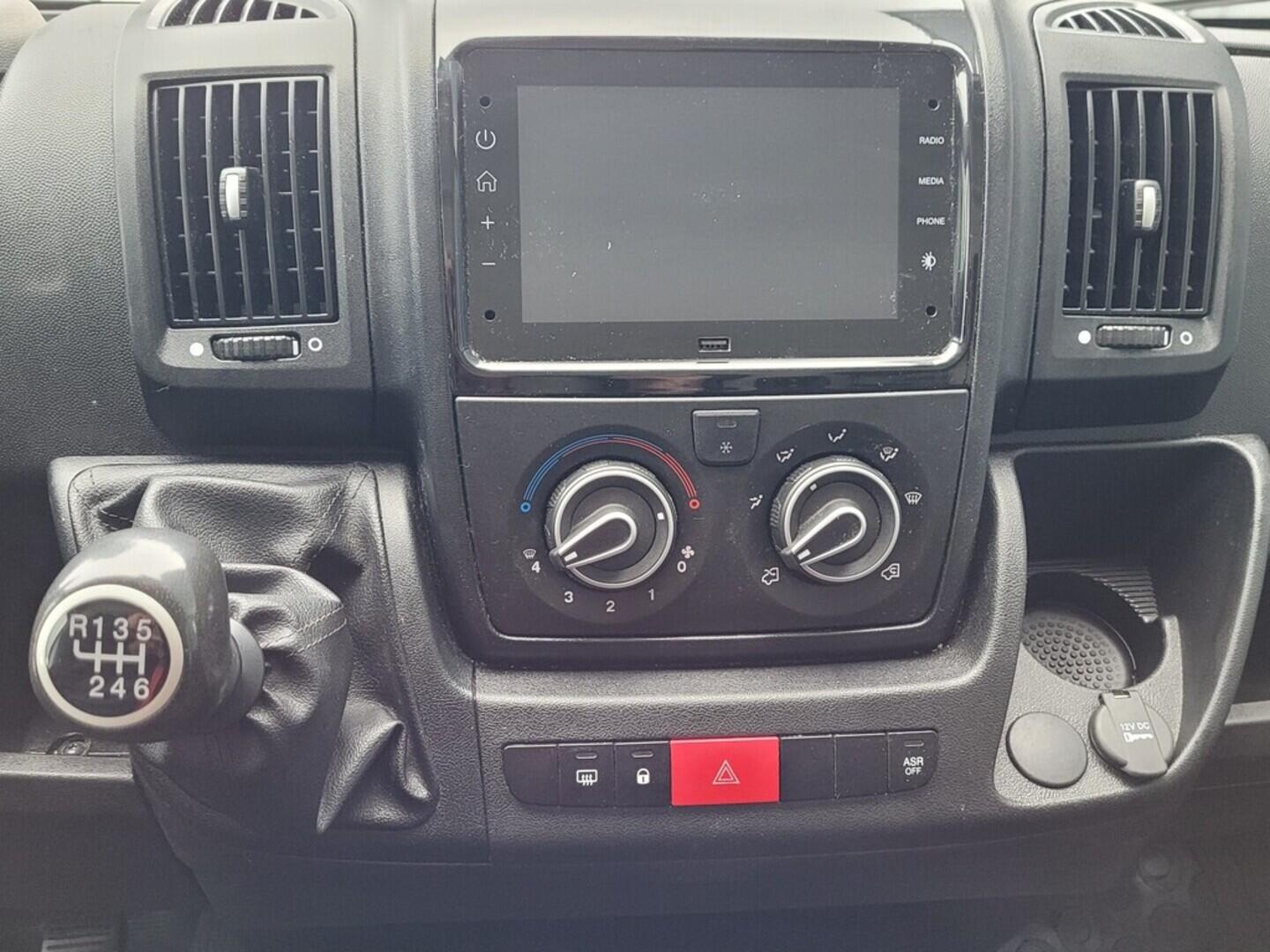 OM190V02602_29.webp_JUMPER L4H2 2.2 BlueHDi 121 kW manuál, DPH