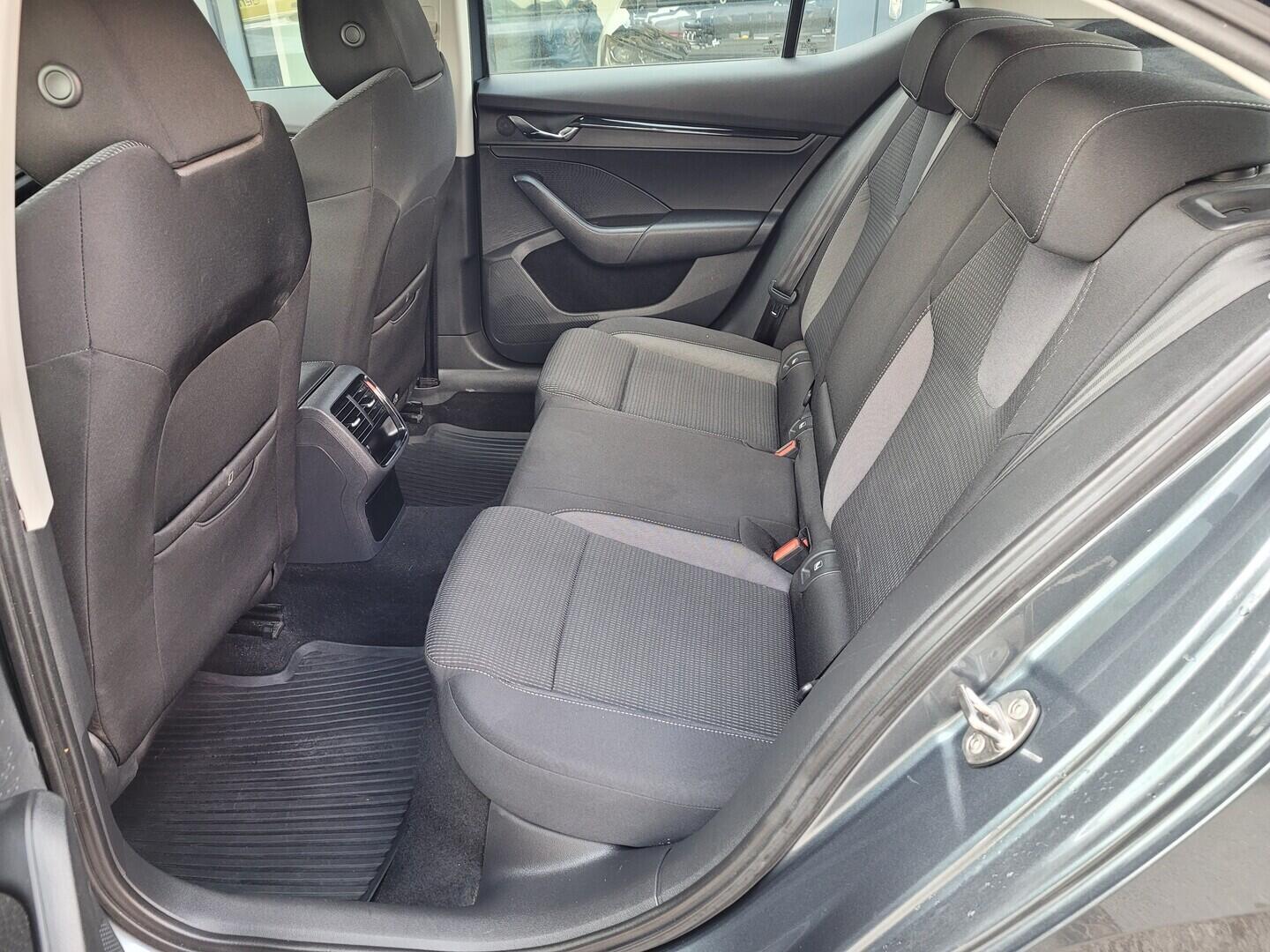 OM190V02608_30.webp_OCTAVIA Ambition Plus 2.0 TDI 85 kW manuál