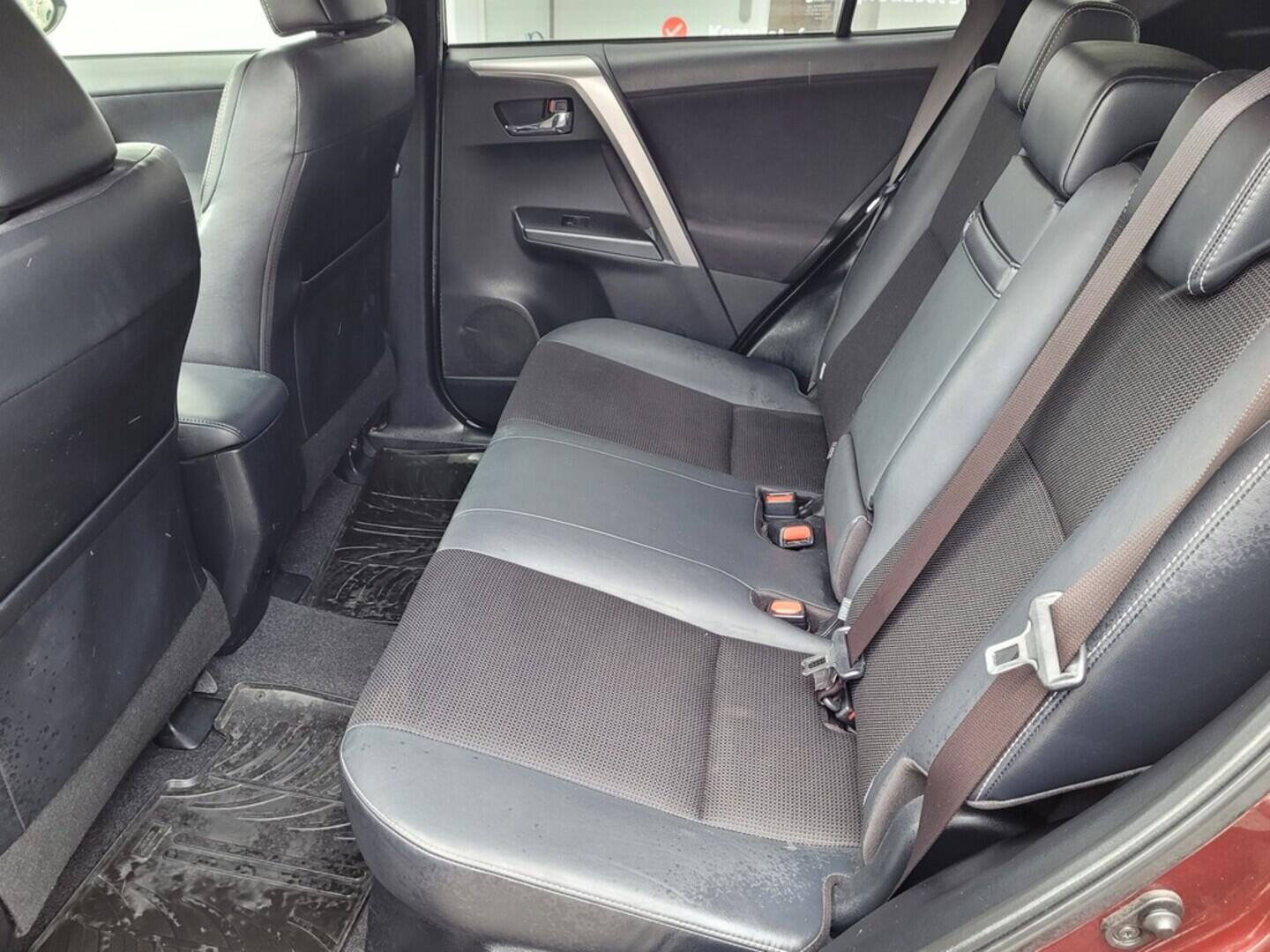 OM190V02624_30.webp_RAV4 Trend 2.5 e-CVT 114 kW automat, DPH