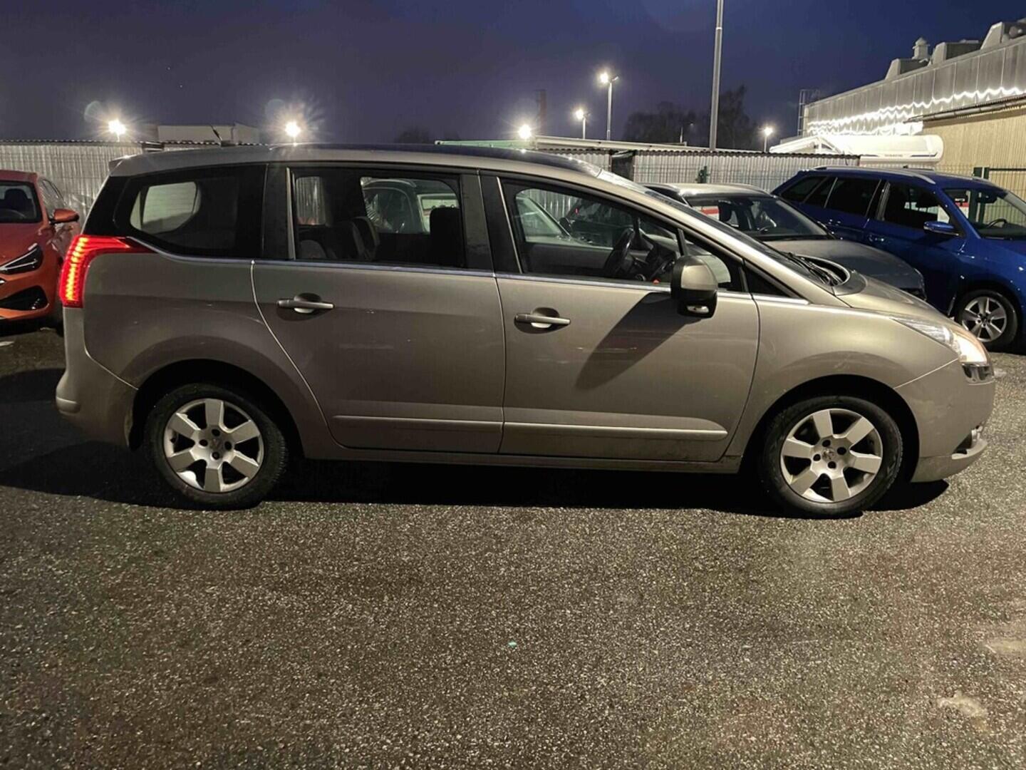 OM190V02629_12.webp_5008 Allure 1.6 HDI 82 kW manuál