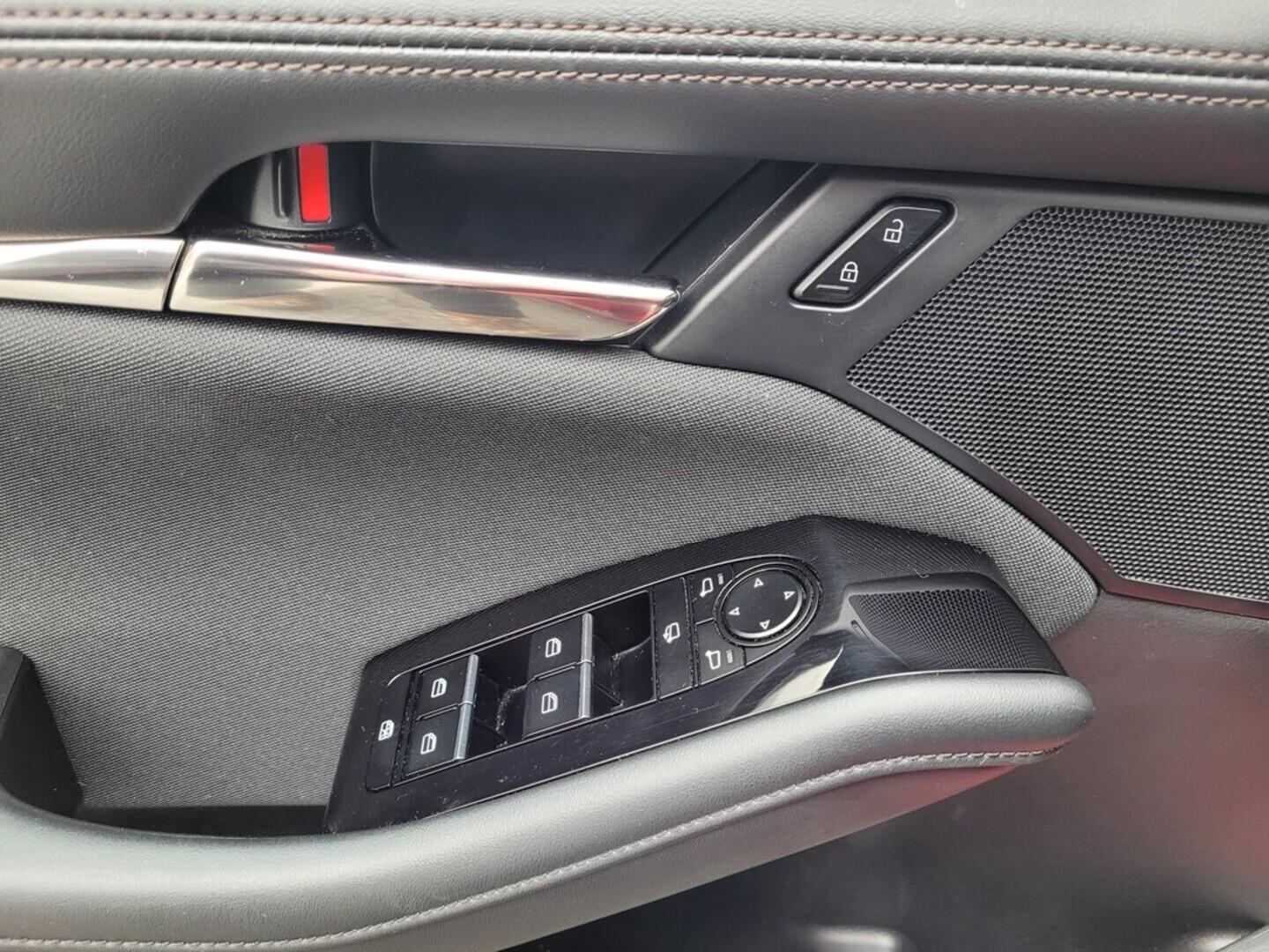 OM190V02637_21.webp_3 plus 2.0  e-Skyactiv G150 110 kW manuál