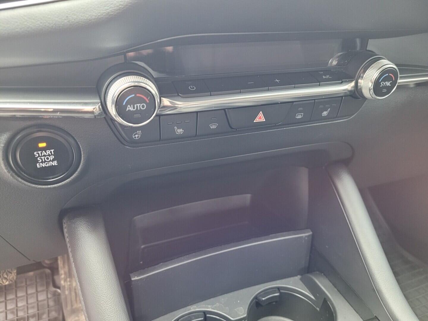 OM190V02637_27.webp_3 plus 2.0  e-Skyactiv G150 110 kW manuál