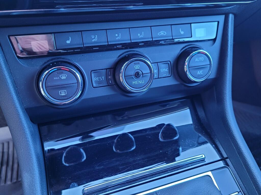 OM190V02687_28.webp_SUPERB Ambition Plus 2.0 TDI 140 kW manuál